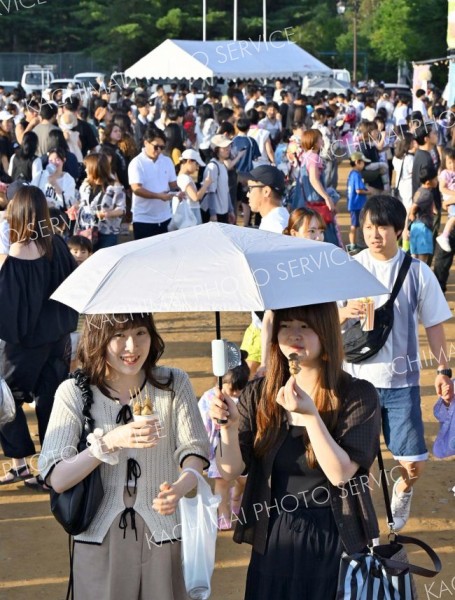 まくべつ夏フェスタで花火開催　３０００発の花火に歓声 15