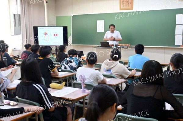 各大学の教授らによる模擬講義を受ける帯広柏葉高校の生徒