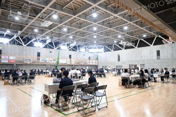 校内第一体育館で開かれた進学相談会（１６日、帯広大谷高校）
