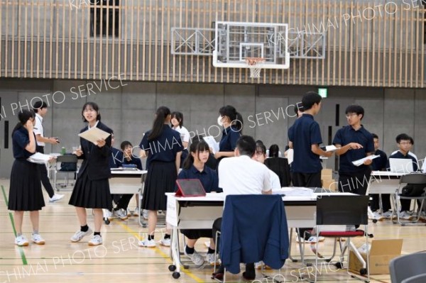 行き先に迷う生徒たち（１６日、帯広大谷高校）