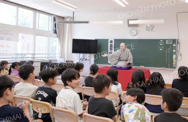 ４年生３７人が国語授業の一環で落語を学んだ