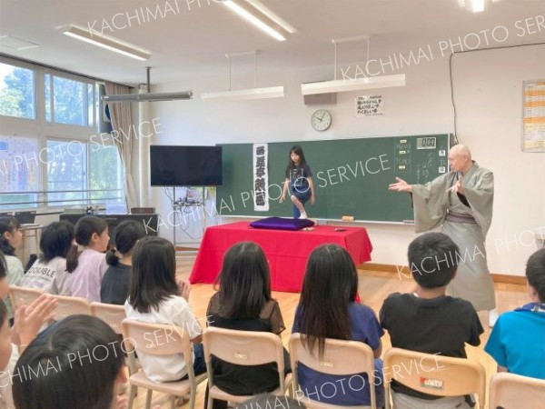 ４年生３７人が国語授業の一環で落語を学んだ
