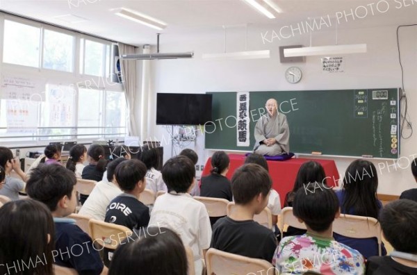 ４年生３７人が国語授業の一環で落語を学んだ