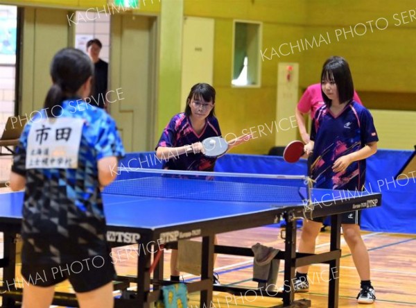 【女子団体戦決勝・札内－上士幌】３戦全勝の活躍でチームを優勝に導いた札内の鈴木理央（右）・菊池薫組