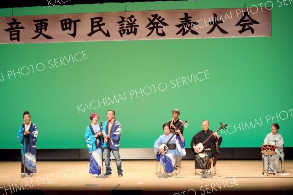 民謡「岩内仙狭小唄」を合唱するひまわり会