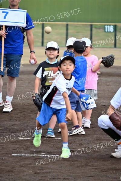 野球を楽しむ児童ら