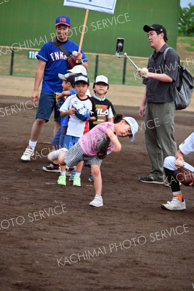 野球を楽しむ参加児童ら