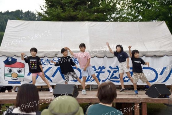 <strong>＜陸小ダンス＞</strong><br>音楽に合わせて元気よくダンスを披露する陸別小２、３年生