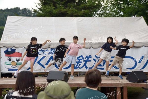 <strong>＜陸小ダンス＞</strong><br>音楽に合わせて元気よくダンスを披露する陸別小２、３年生