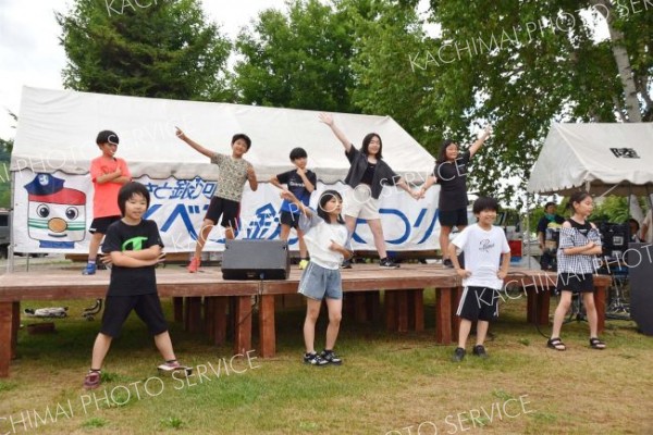 <strong>＜陸小ダンス＞</strong><br>音楽に合わせて元気よくダンスを披露する陸別小４年生