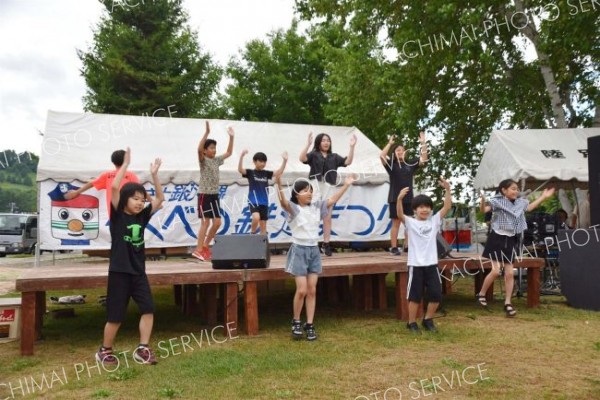 <strong>＜陸小ダンス＞</strong><br>音楽に合わせて元気よくダンスを披露する陸別小４年生