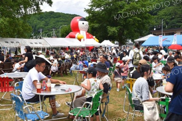 <strong>＜大にぎわい＞</strong><br>駅前多目的広場では親子連れが飲食コーナーを楽しみ、町マスコットキャラクター「しばれ君」のふわふわドームも子どもに大人気だった