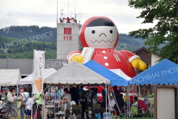 <strong>＜大にぎわい＞</strong><br>駅前多目的広場では親子連れが飲食コーナーを楽しみ、町マスコットキャラクター「しばれ君」のふわふわドームも子どもに大人気だった