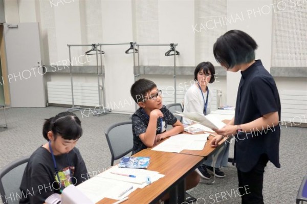 読書感想文の書き方を学ぶ児童ら