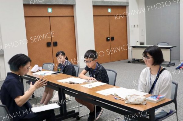 読書感想文の書き方のコツを教わる児童ら