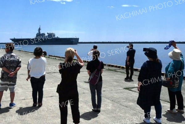 関係者らの見送りを受け、十勝港を出港する護衛艦「ひゅうが」（２２日午前１１時ごろ）