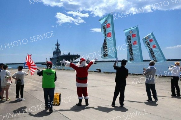 関係者らの見送りを受け、十勝港を出港する護衛艦「ひゅうが」（２２日午前１０時５５分ごろ）