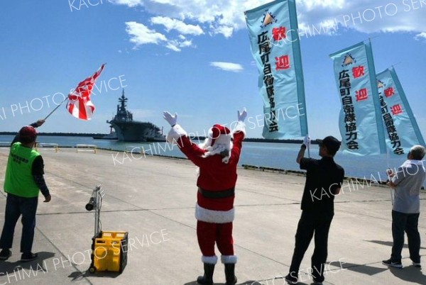 関係者らの見送りを受け、十勝港を出港する護衛艦「ひゅうが」（２２日午前１０時５５分ごろ）