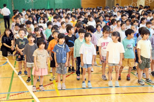 猛暑で開始時間前倒し、校歌１番だけ…　市内小学校で終業式