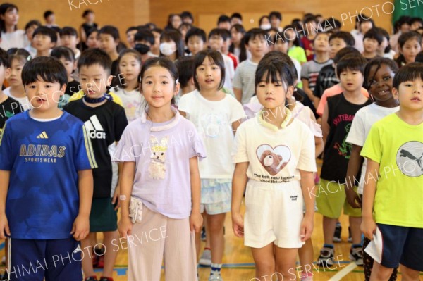 終業式で合唱する児童ら（午前８時５０分ごろ、長尾悦郎通信員撮影）