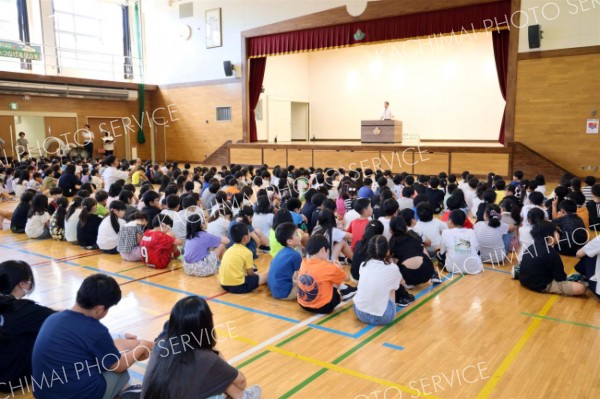 校長先生の話を聞く児童ら（午前８時４０分ごろ、長尾悦郎通信員撮影）