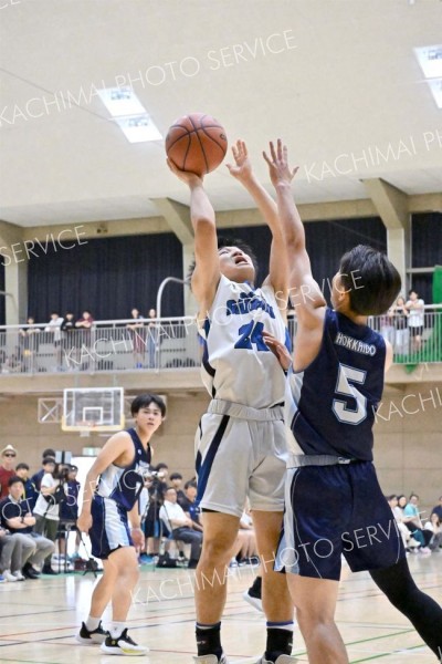 【男子決勝・帯八―帯四】ゴール下のシュートをねじ込む帯八の中山稔也（白色ユニホーム）