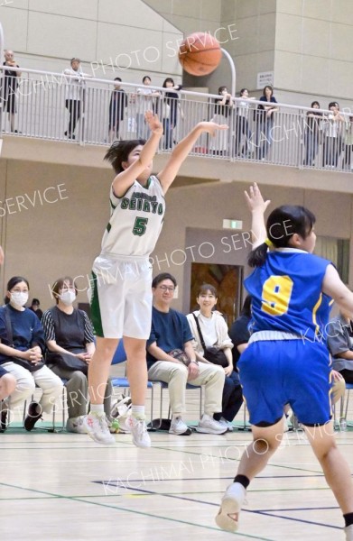 シュートを放つ帯西陵女子
