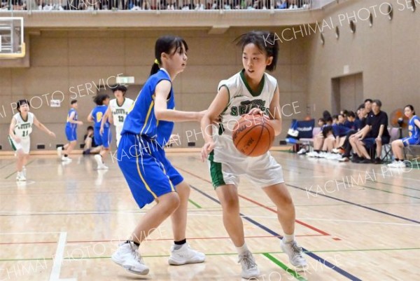 ドリブルで攻め込む帯西陵女子