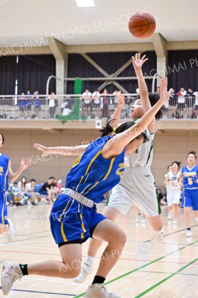 ファウルを受けながらもシュートを決める帯西陵女子