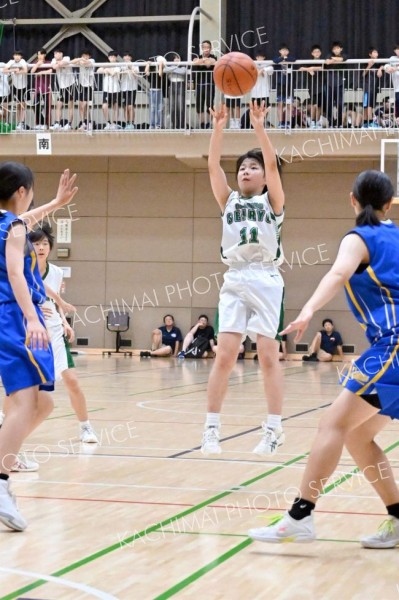 シュートを放つ帯西陵女子