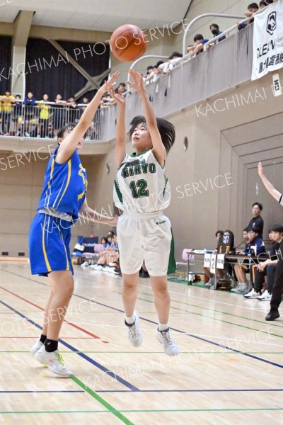 シュートを放つ帯西陵女子