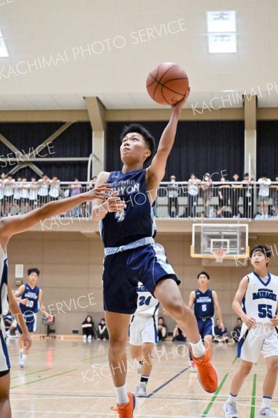 シュートを放つ帯四男子