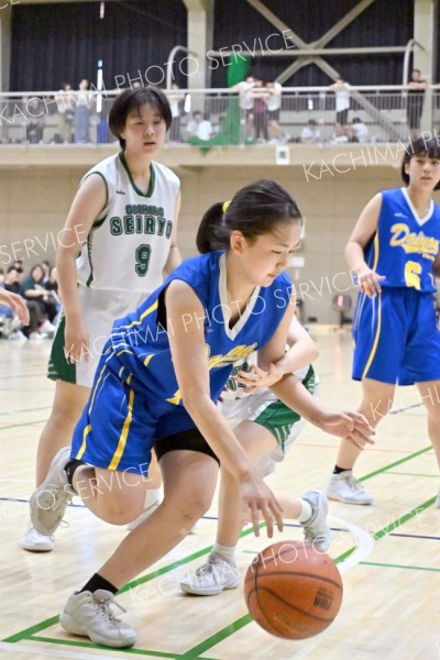 ドリブルする帯四女子