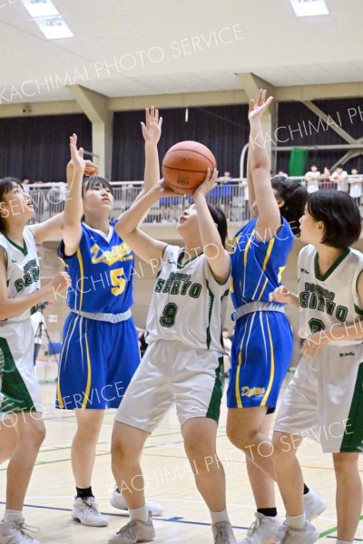 ゴール下の攻防を繰り広げる女子の帯西陵（白色ユニホーム）と帯四の選手たち