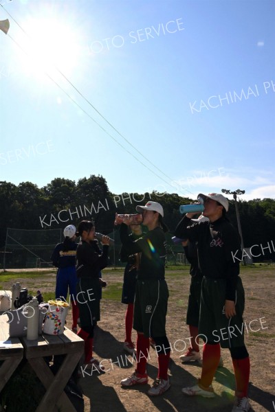 練習の合間に水分補給する帯広第八中のソフトボール部員（２４日午前７時半ごろ、須貝拓也撮影）