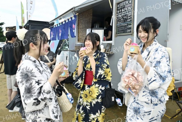 夏祭りは浴衣姿で―。かき氷で涼を取り笑顔がこぼれる