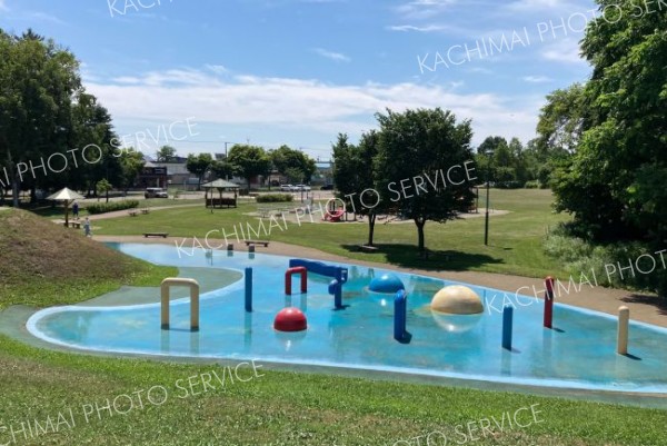 猛暑日予報のため人けがない帯広市の緑ケ丘公園（２３日、塩原真撮影）