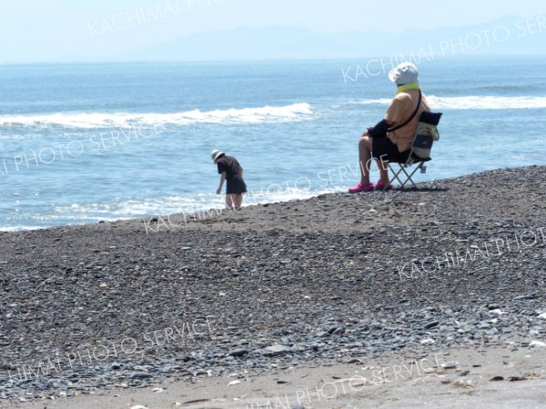海風を浴びて暑さをしのぐ帯広市の親子。母親によると、「去年は平日でも多くの人でにぎわっていたが、今日は全然いない」という。（正午ごろ、豊頃町の長節湖キャンプ場で。柳田輝撮影）