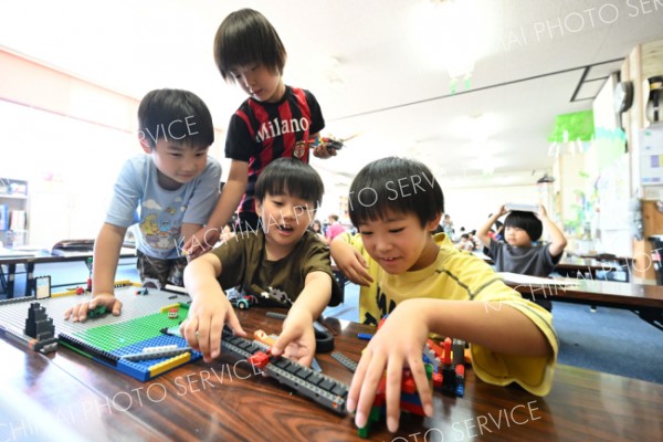 遊戯室でブロック遊びを楽しむ児童たち（２４日午前１１時２０分ごろ、帯広市柏林台児童保育センターで。須貝拓也撮影）