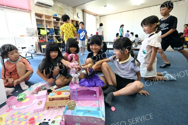 遊戯室で人形遊びを楽しむ児童たち（２４日午前１１時２０分ごろ、帯広市柏林台児童保育センターで。須貝拓也撮影）