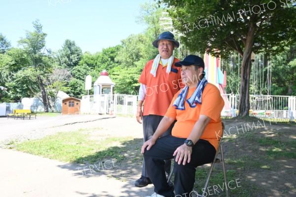 おびひろ動物園の遊具エリアは猛暑で人が少ない。スタッフは日陰で椅子に座って待機する（２４日午後１時ごろ、おびひろ動物園で。北村里沙撮影）