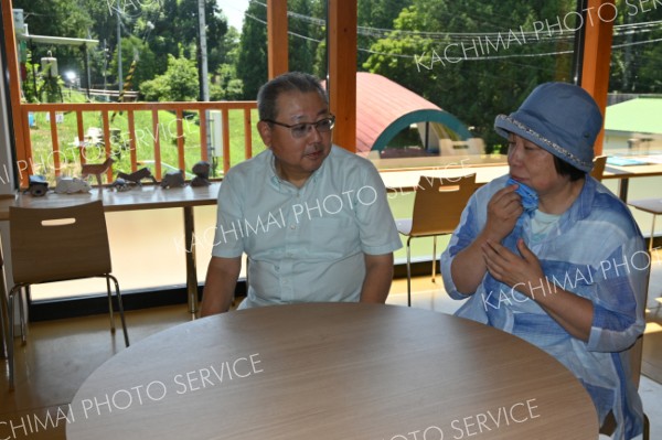 旭川から夫婦で観光に来た今川均さん（６４）、弘美さん（６２）はおびひろ動物園のビジターセンターで一休み。「冷房が効いて涼しいから。一周回ったらくたくた」（２４日午後０時半ごろ、おびひろ動物園）