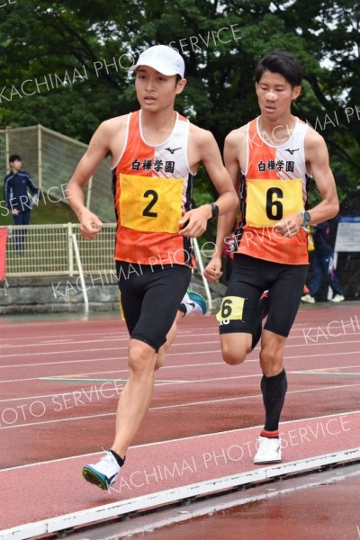 【男子３０００メートル決勝２組】十勝高校新となる８分２５秒３５で優勝した安田塙史（左、白樺学園高）と同じく高校新の８分３３秒９１をマークした