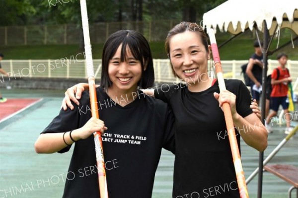 女子棒高跳びで仲良く