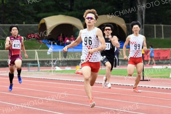 【男子４００メートル決勝７組】４７秒８０の大会新で優勝した帯三条高ＯＢの加藤哲太（手前、北翔大）