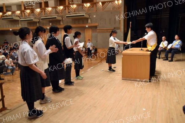町交通安全協会の朝倉会長から賞状を受け取る交通安全スローガンコンクール入賞者