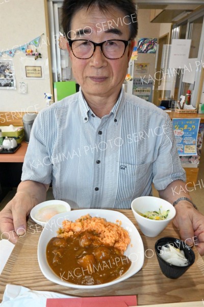 家庭の味にこだわったカレーを手にする堀川理事長。毎回趣向を凝らしてさまざまなカレーを提供する