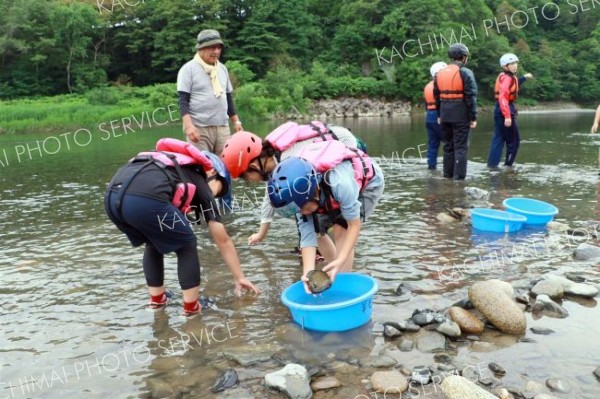 歴舟川の自然を全身で楽しむ子どもたち