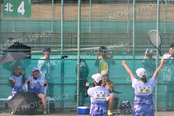 【女子団体戦決勝・共栄―更別中央】得点を奪いチームメートと喜ぶ共栄