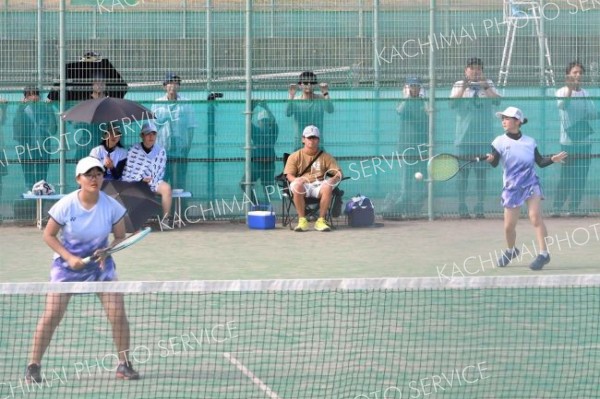 【女子団体戦決勝・共栄―更別中央】鋭いストロークを放つ共栄
